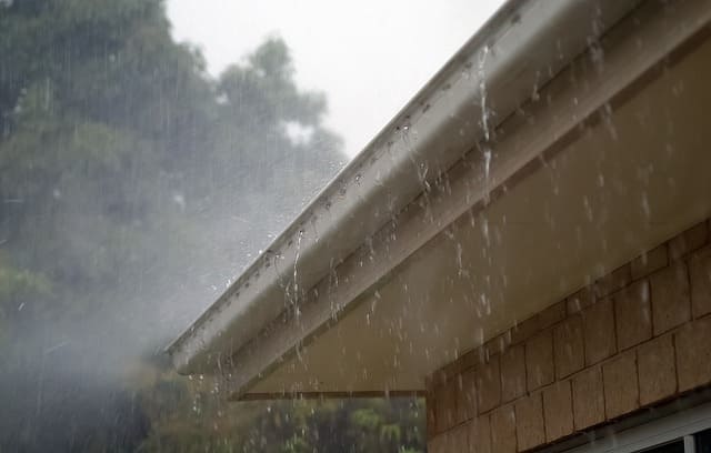 Tejado lloviendo mucho
